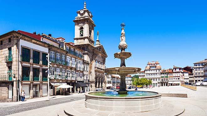 Guimaraes_Largo do Toural_shutterstock-saiko3p