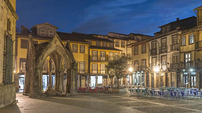 Guimaraes_Largo da Oliveira_shutterstock-PN_UN_cristovao